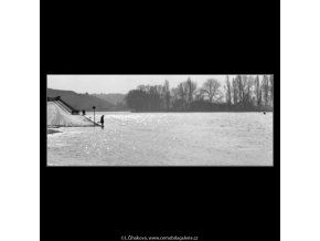 Zalitá náplavka (1521-2), žánry - Praha 1962 březen, černobílý obraz, stará fotografie, prodej