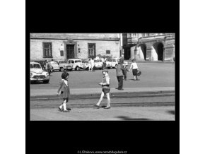 Děvčátko se švihadlem (1560), žánry - Praha 1962 duben, černobílý obraz, stará fotografie, prodej