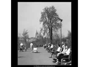 Neděle v sadech (1561), žánry - Praha 1962 duben, černobílý obraz, stará fotografie, prodej