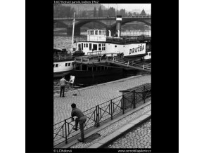 Kotvící parník (1607), žánry - Praha 1962 květen, černobílý obraz, stará fotografie, prodej