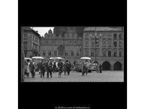 Turisté (1632-2), žánry - Praha 1962 květen, černobílý obraz, stará fotografie, prodej