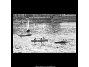 Loďky na Vltavě (1677), žánry - Praha 1962 červenec, černobílý obraz, stará fotografie, prodej