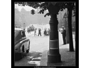 Uprostřed náměstí (1683), žánry - Praha 1962 červenec, černobílý obraz, stará fotografie, prodej
