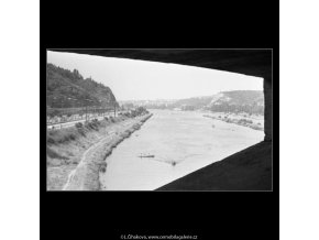 Vltava obloukem mostu (1716-2), žánry - Praha 1962 červenec, černobílý obraz, stará fotografie, prodej