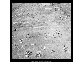 Lidé na břehu (1716-7), žánry - Praha 1962 červenec, černobílý obraz, stará fotografie, prodej