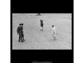Žena jdoucí středem (1723-1), žánry - Praha 1962 červenec, černobílý obraz, stará fotografie, prodej