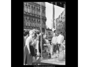 Ženy před výlohou (1735), žánry - Praha 1962 červenec, černobílý obraz, stará fotografie, prodej