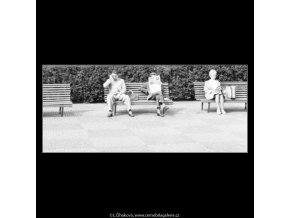Lidé na lavičce (1802), žánry - Praha 1962 září, černobílý obraz, stará fotografie, prodej