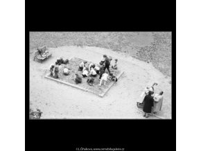 Děti na písku (1841-1), žánry - Praha 1962 září, černobílý obraz, stará fotografie, prodej