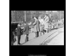 Mládež na schodišti (1842), žánry - Praha 1962 září, černobílý obraz, stará fotografie, prodej