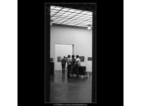 Návštěvníci nové sbírky (1785-8), žánry - Praha 1962 září, černobílý obraz, stará fotografie, prodej