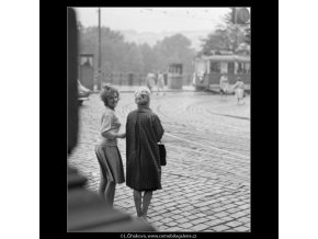 Dívky na přechodu (1837), žánry - Praha 1962 září, černobílý obraz, stará fotografie, prodej