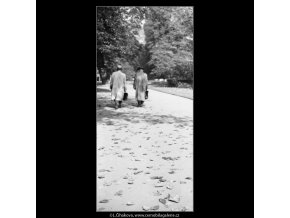Chodci, listí, světlo (1856), žánry - Praha 1962 říjen, černobílý obraz, stará fotografie, prodej