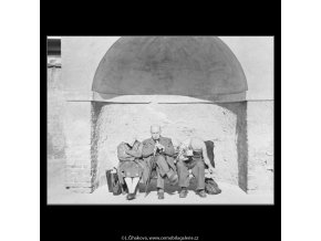 Na lavičce ve výklenku (1810), žánry - Praha 1962 září, černobílý obraz, stará fotografie, prodej