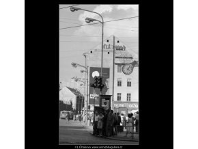 Lidé na přechodu (1833), žánry - Praha 1962 srpen, černobílý obraz, stará fotografie, prodej