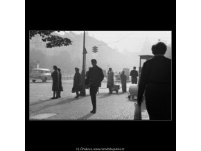 Chodci (1978-1), žánry - Praha 1962 , černobílý obraz, stará fotografie, prodej