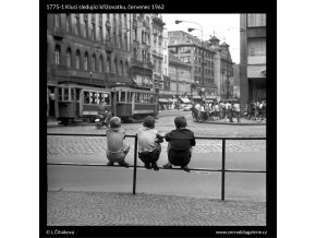 Kluci sledující křižovatku (1775-1), žánry - Praha 1962 červenec, černobílý obraz, stará fotografie, prodej