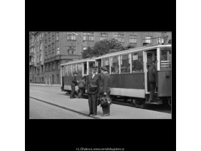 Střídání směny tramvajáků (1938), žánry - Praha 1962 , černobílý obraz, stará fotografie, prodej