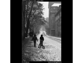 Kluci táhnoucí sáňky (2009), žánry - Praha 1963 leden, černobílý obraz, stará fotografie, prodej