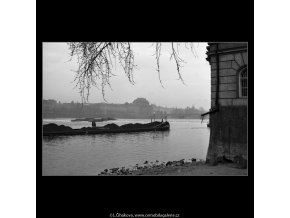 Nákladní loď (2086-3), Praha 1963 duben, černobílý obraz, stará fotografie, prodej