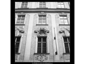 Starobylá okna (2089-2), Praha 1963 duben, černobílý obraz, stará fotografie, prodej