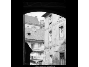 Pavlačový dům (2094-8), Praha 1963 červen, černobílý obraz, stará fotografie, prodej