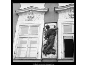 Plastika mezi okny (2095-3), Praha 1964 , černobílý obraz, stará fotografie, prodej