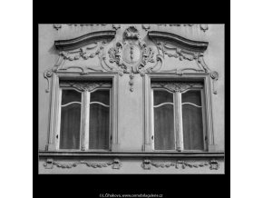 Okna domu U tří stupňů (2095-6), Praha 1964 , černobílý obraz, stará fotografie, prodej