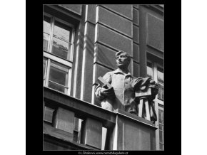 Plastika na domě (2122-1), Praha 1963 , černobílý obraz, stará fotografie, prodej