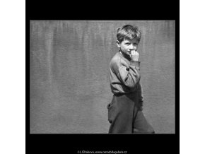 Kluk u zdi domu (2115), žánry - Praha 1963 duben, černobílý obraz, stará fotografie, prodej