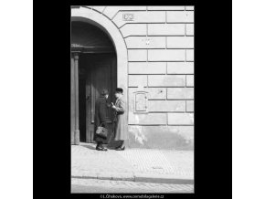 Dvě dámy v hovoru (2126), žánry - Praha 1963 duben, černobílý obraz, stará fotografie, prodej