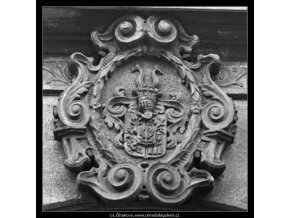 Šlechtický znak nade dveřmi (2159), Praha 1963 duben, černobílý obraz, stará fotografie, prodej