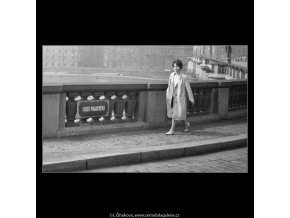 Dívka na konci mostu (2117-2), žánry - Praha 1963 duben, černobílý obraz, stará fotografie, prodej