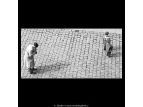 Otec se syny (2117-3), žánry - Praha 1963 duben, černobílý obraz, stará fotografie, prodej