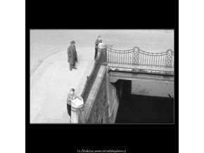 Kluci si malují u Čertovky (2142-1), žánry - Praha 1963 duben, černobílý obraz, stará fotografie, prodej