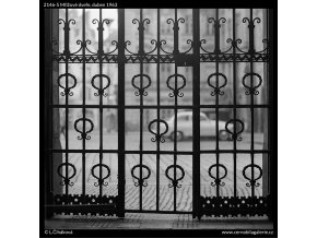 Mřížové dveře (2146-5), Praha 1963 duben, černobílý obraz, stará fotografie, prodej