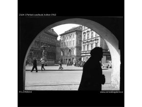 Pohled z podloubí (2164-1), žánry - Praha 1963 květen, černobílý obraz, stará fotografie, prodej