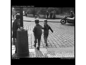 Kluci na přechodu (2164-2), žánry - Praha 1963 květen, černobílý obraz, stará fotografie, prodej