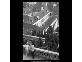 Dvojice v hovoru (2180-2), žánry - Praha 1963 květen, černobílý obraz, stará fotografie, prodej