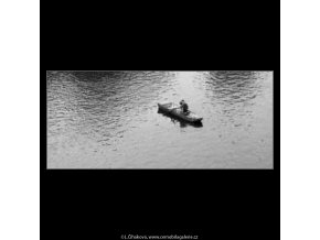 Milenci na loďce (2188-2), žánry - Praha 1963 květen, černobílý obraz, stará fotografie, prodej