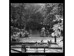 Pískoviště v parku (2239-3), Praha 1963 červen, černobílý obraz, stará fotografie, prodej