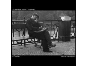 Spící dělník na lavičce (2251), žánry - Praha 1963 červen, černobílý obraz, stará fotografie, prodej