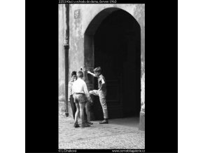 Kluci u vchodu do domu (2253), žánry - Praha 1963 červen, černobílý obraz, stará fotografie, prodej