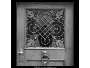 Mříž ve výplni dveří (2254), žánry - Praha 1963 červen, černobílý obraz, stará fotografie, prodej