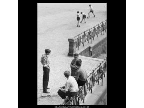 Kluci na zábradlí (2255-2), žánry - Praha 1963 červen, černobílý obraz, stará fotografie, prodej