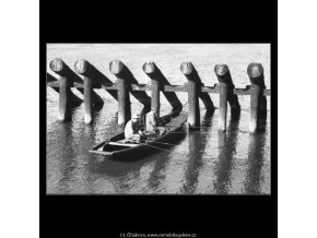 Rybáři na loďce (2267-2), žánry - Praha 1963 červen, černobílý obraz, stará fotografie, prodej