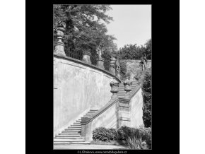 Schodiště ve Vrtbovské zahradě (2268-2), Praha 1963 červen, černobílý obraz, stará fotografie, prodej