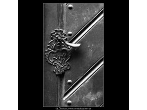 Zámky na dveřích (2270-1), Praha 1963 léto, černobílý obraz, stará fotografie, prodej