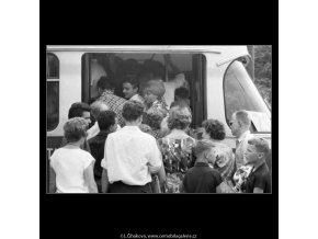 Nástup do tramvaje (2285), žánry - Praha 1963 červenec, černobílý obraz, stará fotografie, prodej