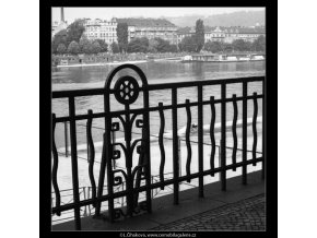 Zábradlí na nábřeží (2290-2), Praha 1963 červen, černobílý obraz, stará fotografie, prodej